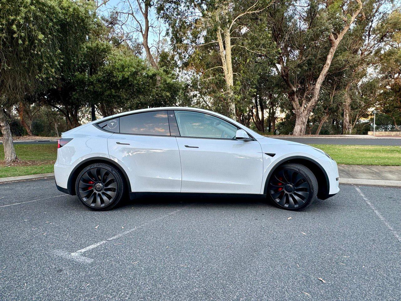 Tesla MODEL Y 2023 in Perth Airport