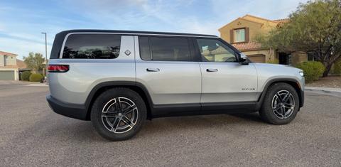 Rivian R1S 2025