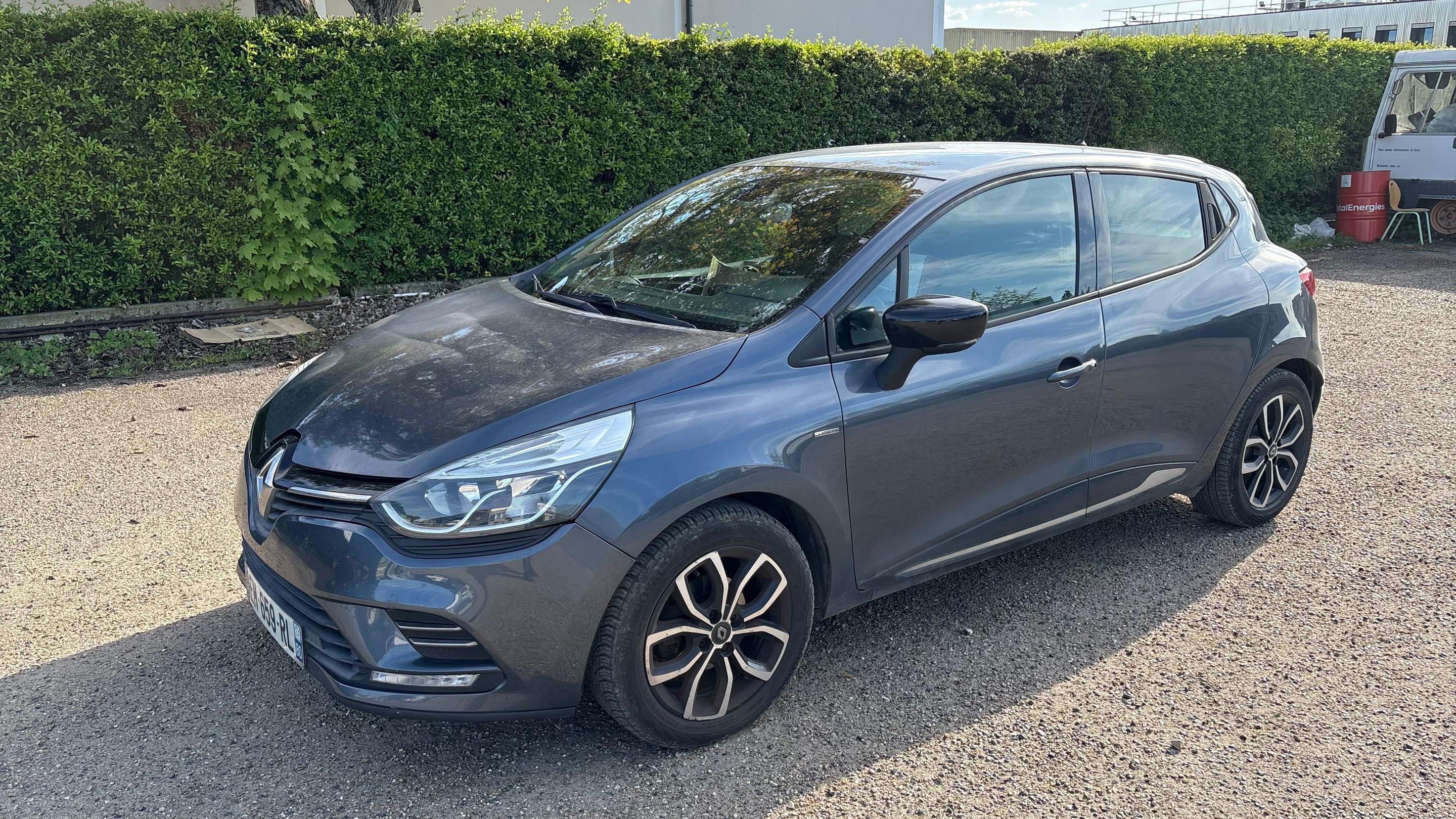 Renault CLIO IV 2017 à Vaux-le-Pénil
