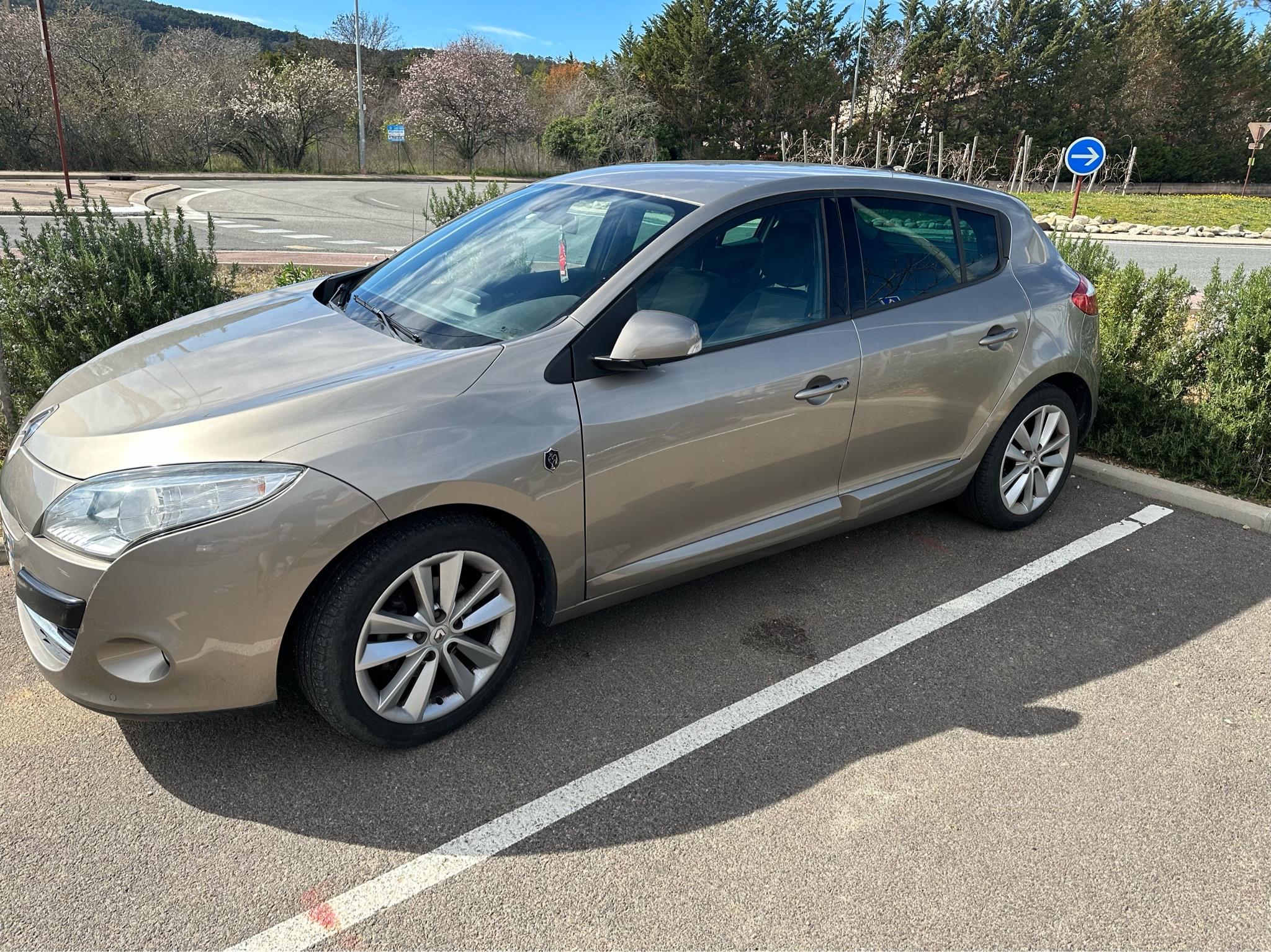 Renault MEGANE III 2011 à Lorgues
