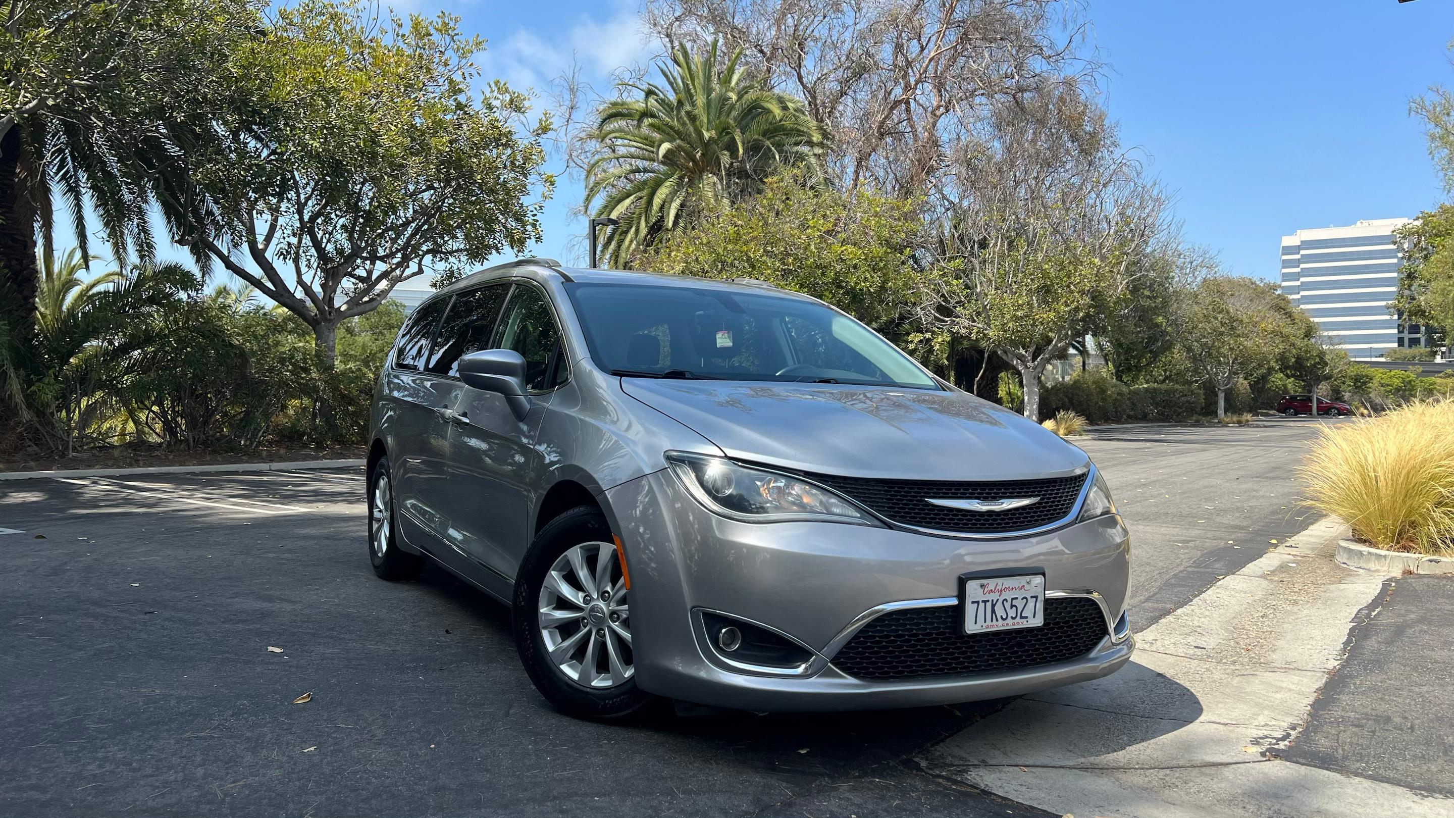 Chrysler Pacifica 2017 in Culver City, CA