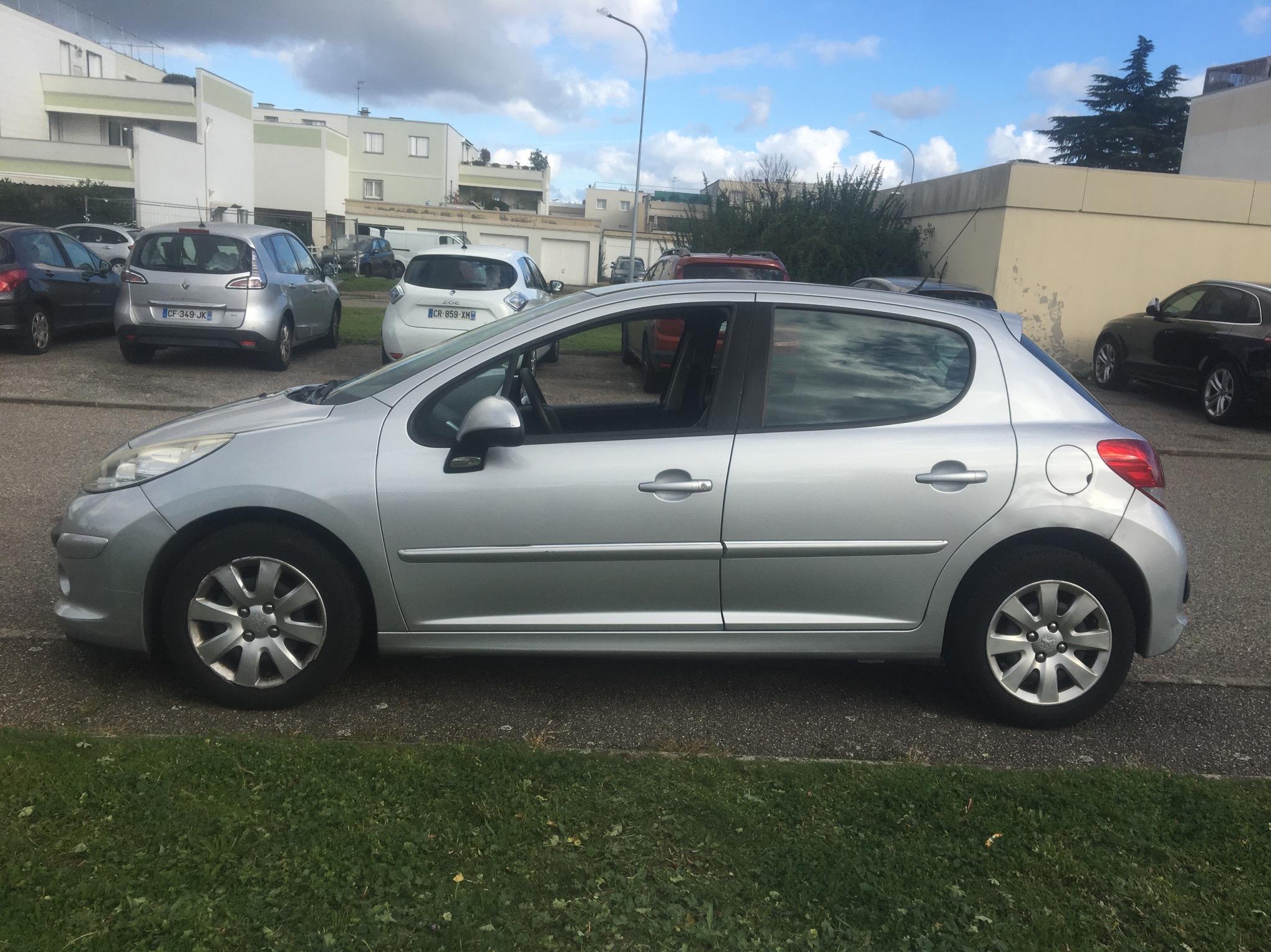 Peugeot 207 2011 à Meyzieu