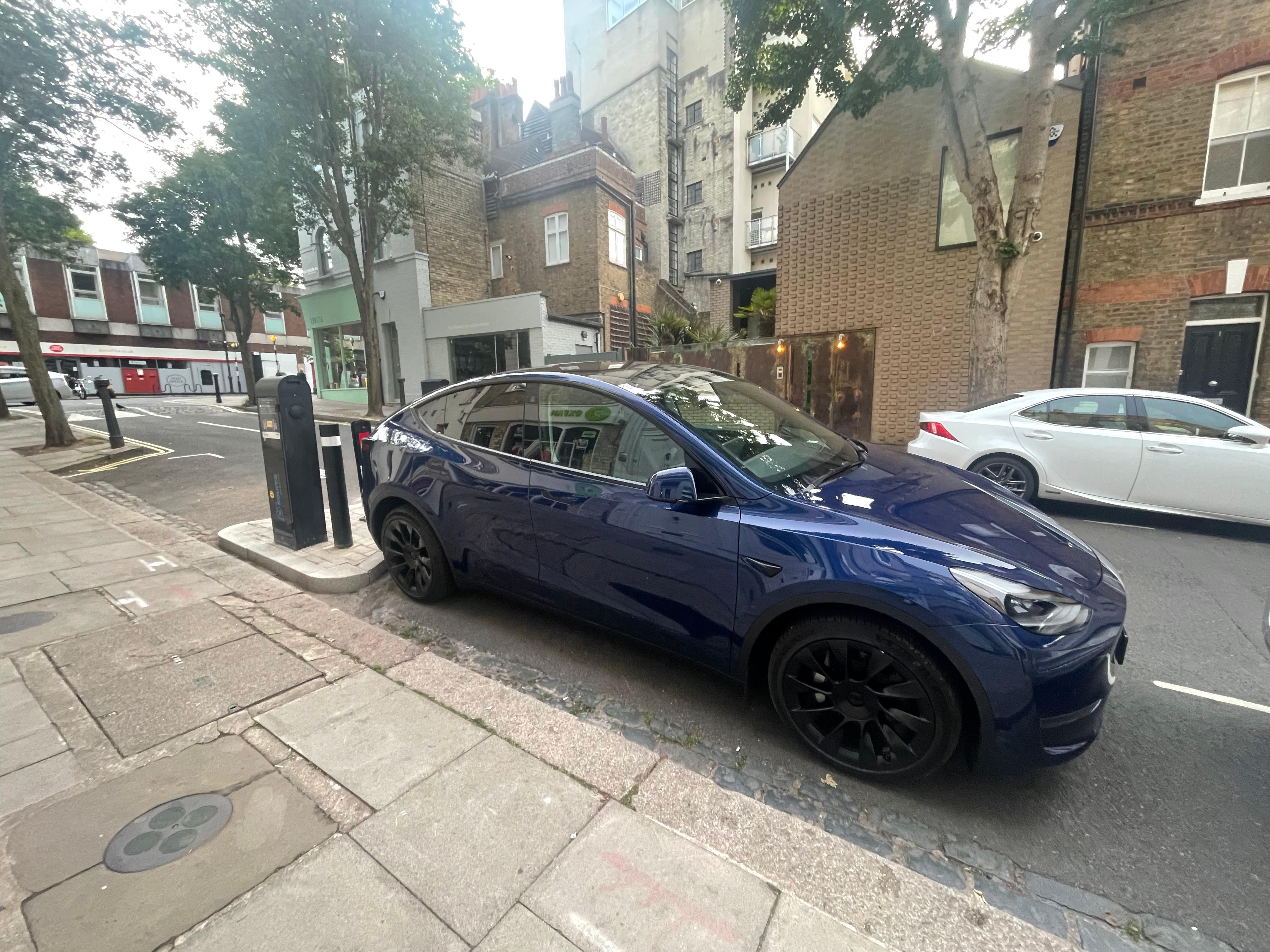 Tesla Model Y 2022 in London