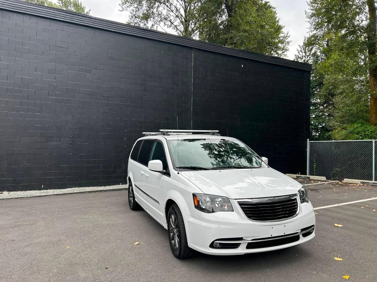 Chrysler Town & Country 2015 in Coquitlam, BC