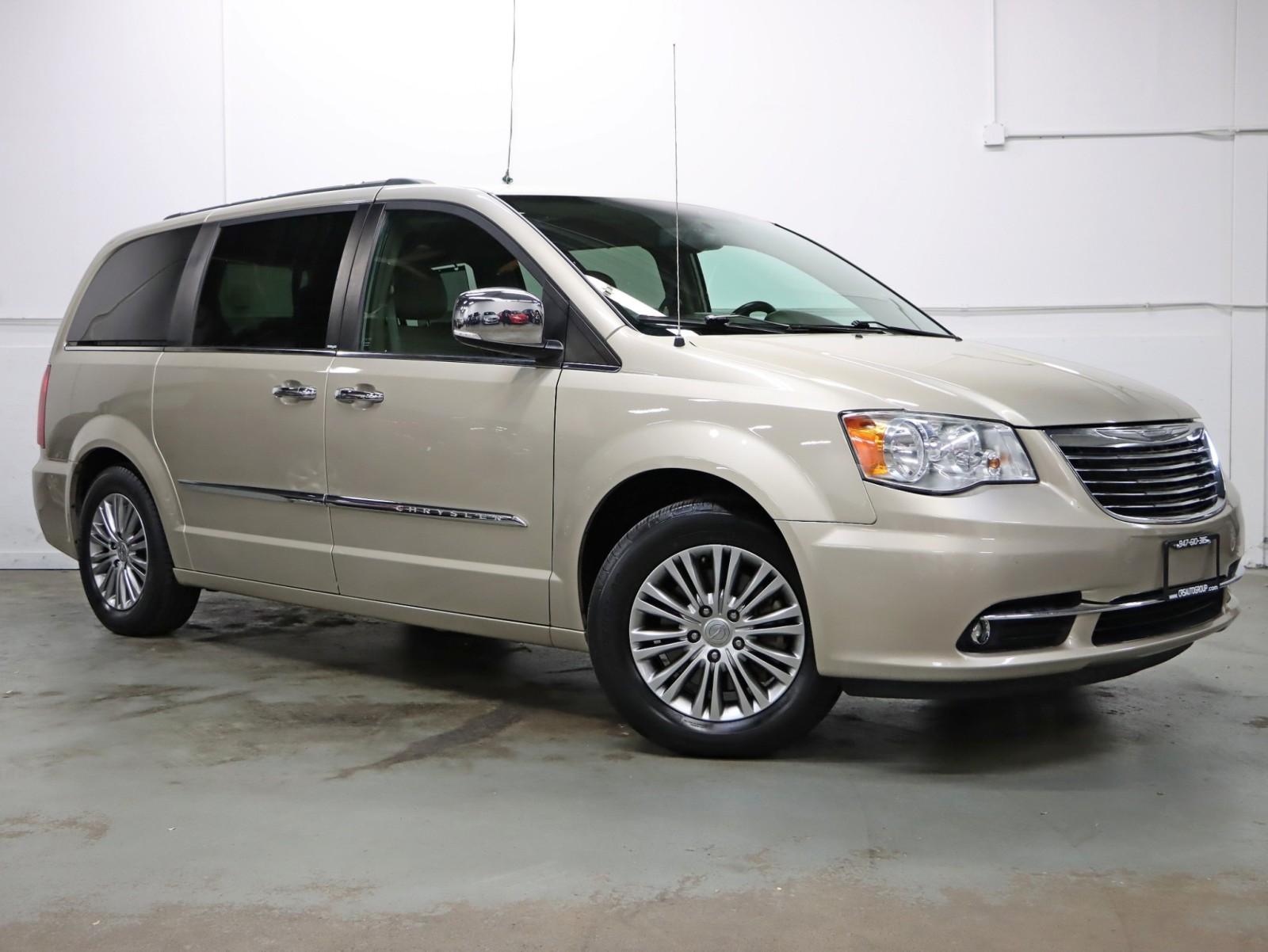 Chrysler Town & Country 2014 in Des Plaines, IL