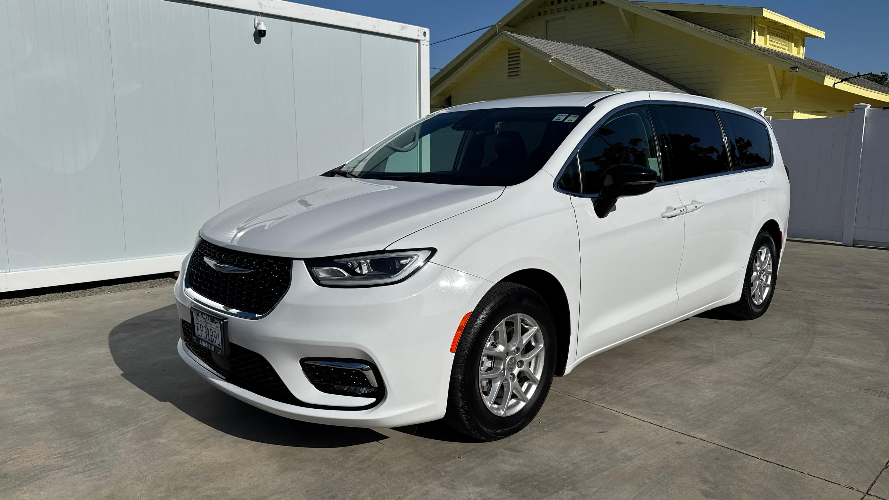 Chrysler Pacifica 2024 in Ontario, CA