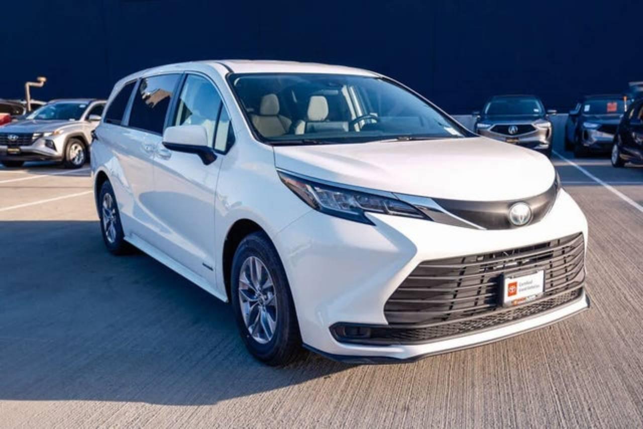 Toyota Sienna 2021 in Belgrade, MT