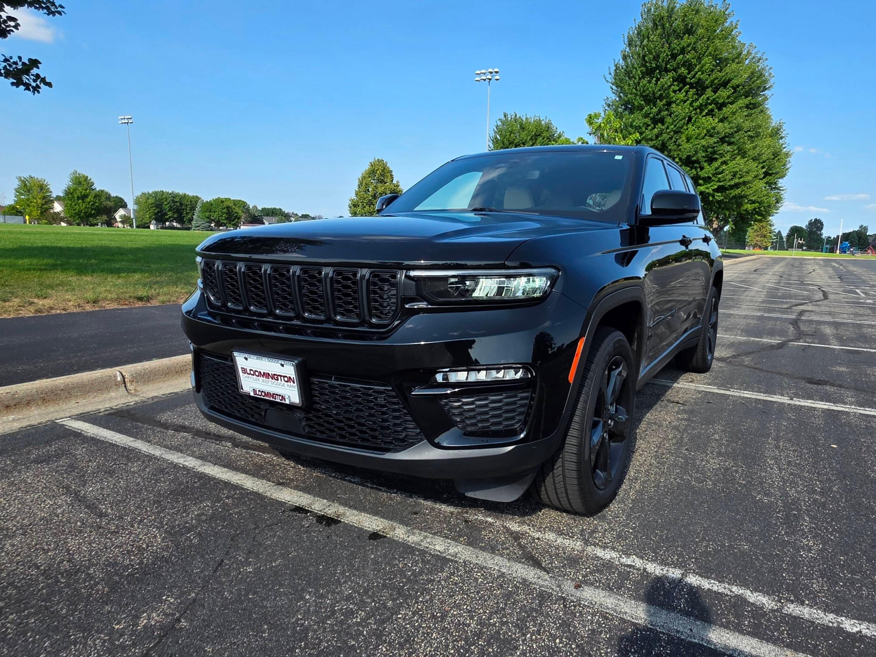 Jeep Grand Cherokee 2023 in Shakopee, MN