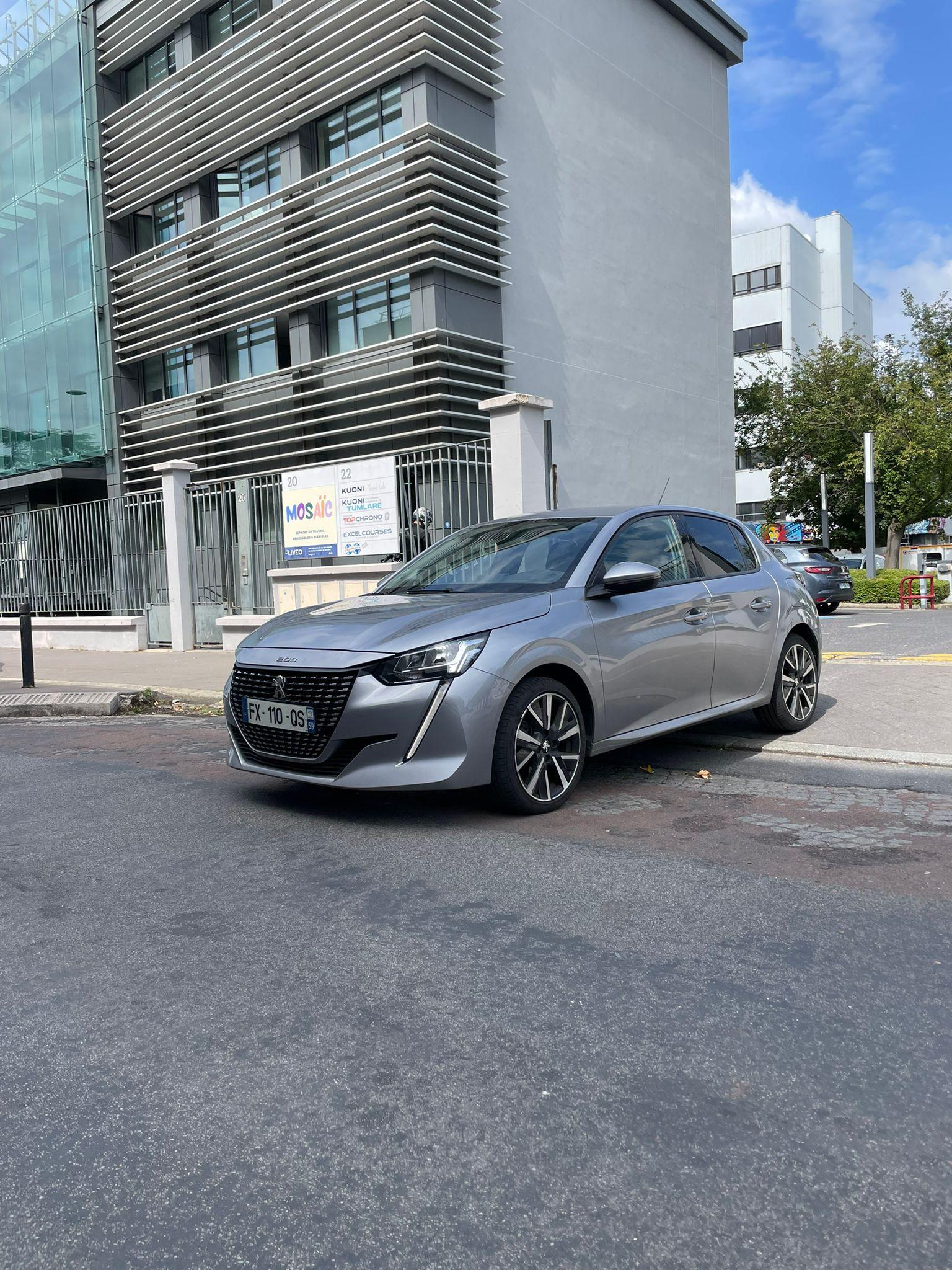 Peugeot 208 2020 à Saint-Ouen-sur-Seine