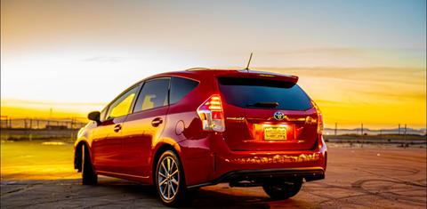 Toyota Prius v 2017