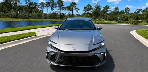 Toyota Camry Hybrid 2026
