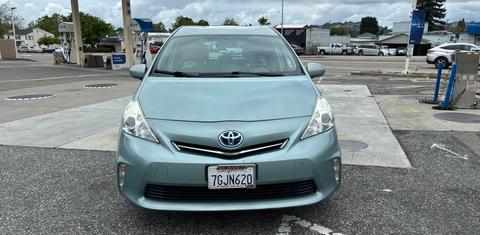 Toyota Prius v 2014