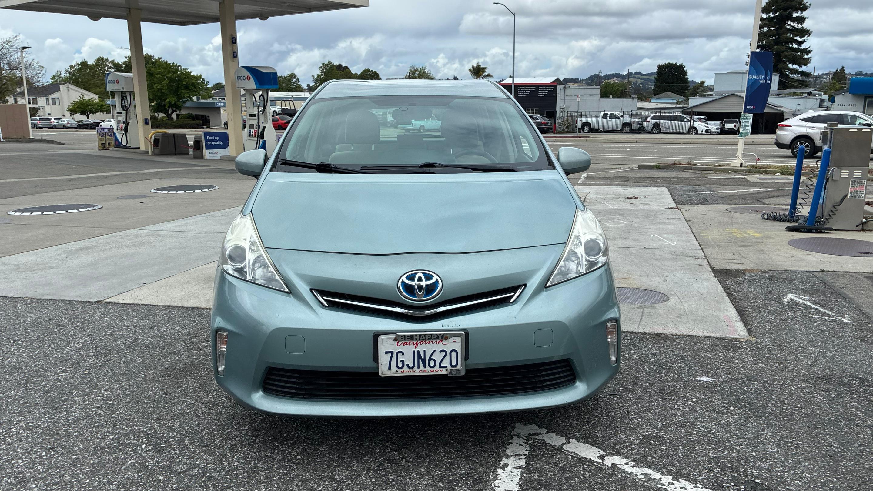 Toyota Prius v 2014 in Castro Valley, CA