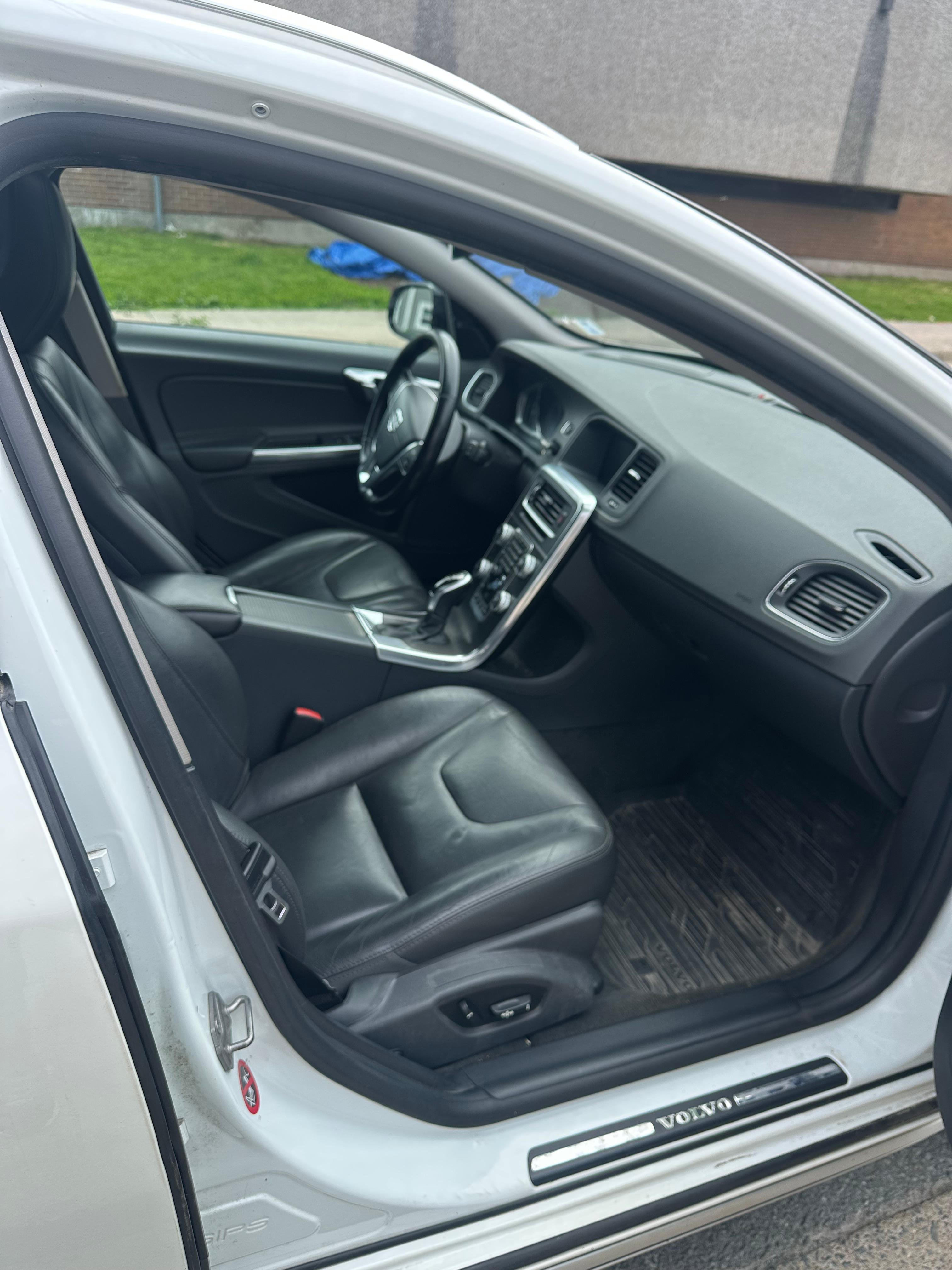 Volvo V60 Cross Country 2015 in Halifax, NS