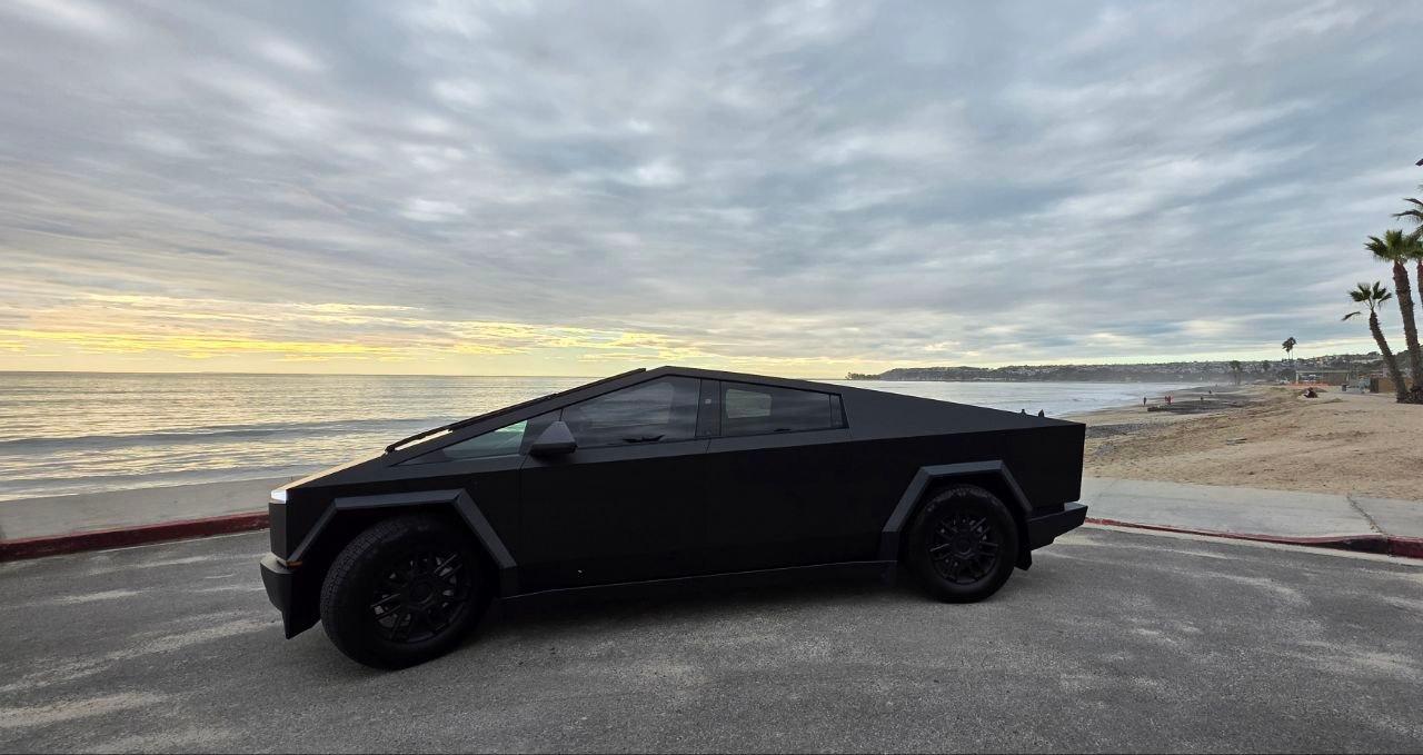 Tesla Cybertruck 2025 in Laguna Niguel, CA