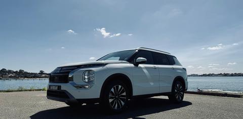 Mitsubishi OUTLANDER 2025