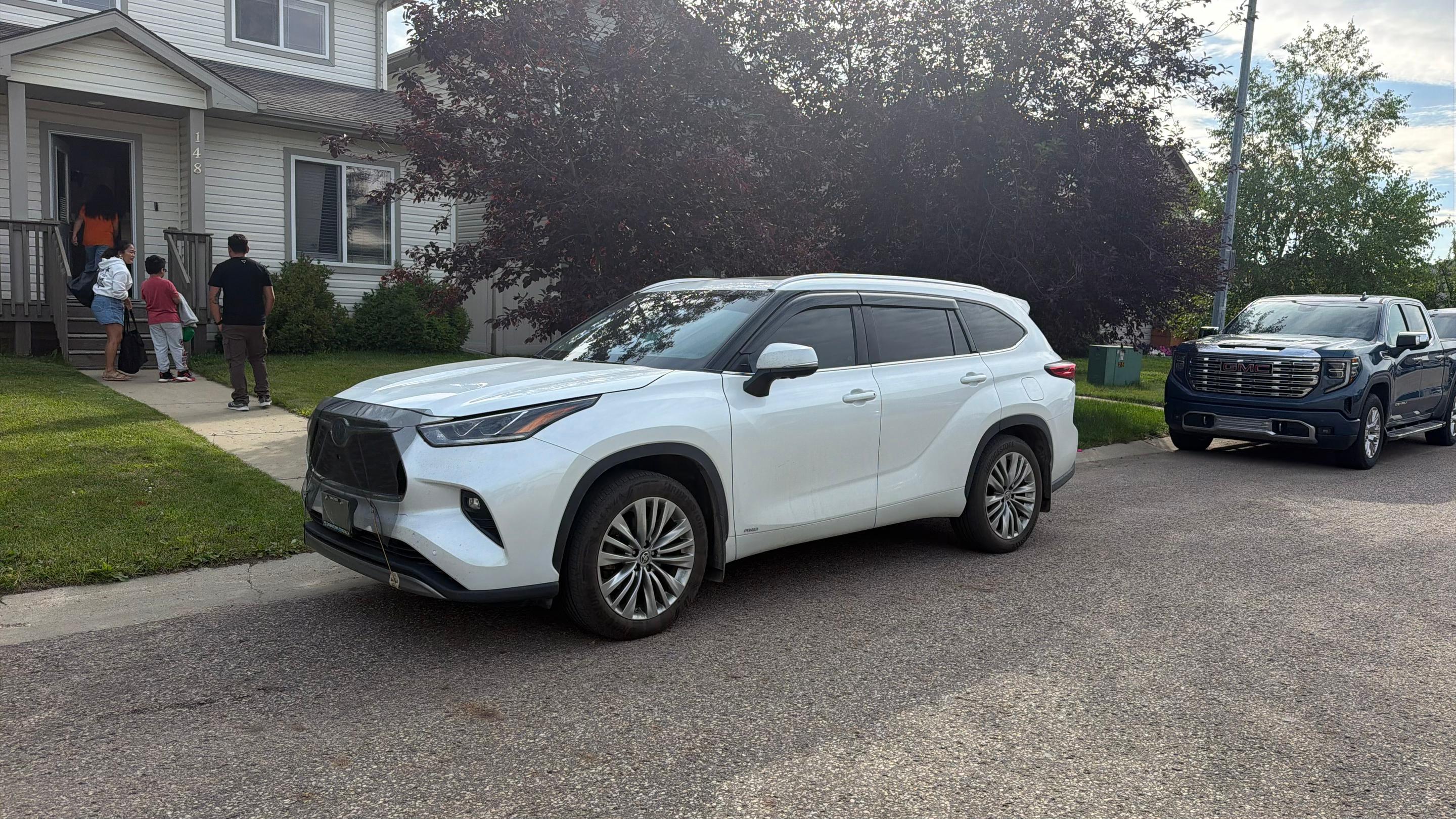 Toyota Highlander Hybrid 2023 in Fort McMurray, AB