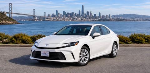 Toyota Camry Hybrid 2026