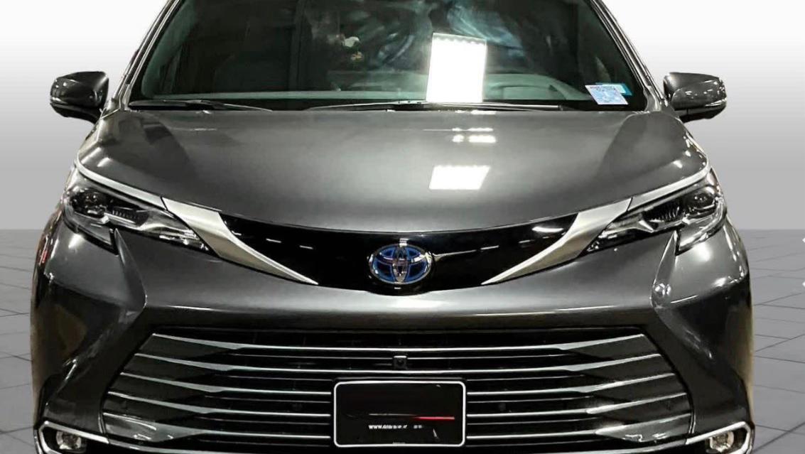 Toyota Sienna 2025 in South Milwaukee, WI