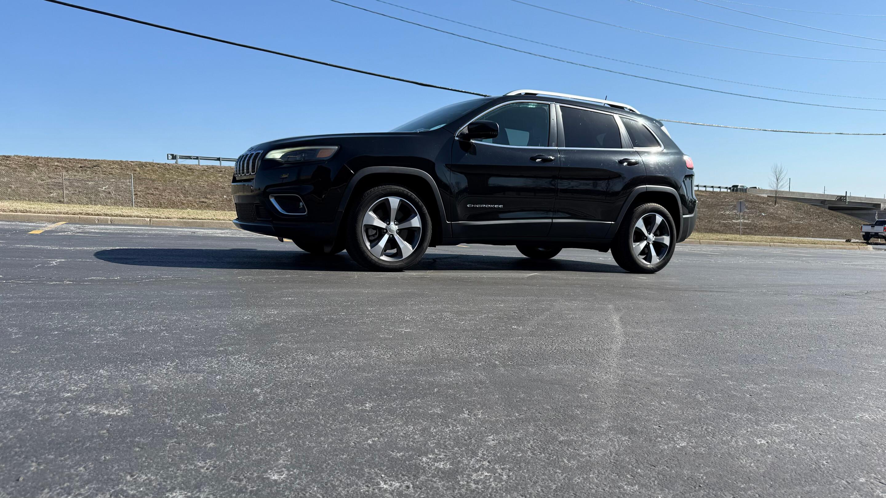 Jeep Cherokee 2019 in Pleasant Valley, MO