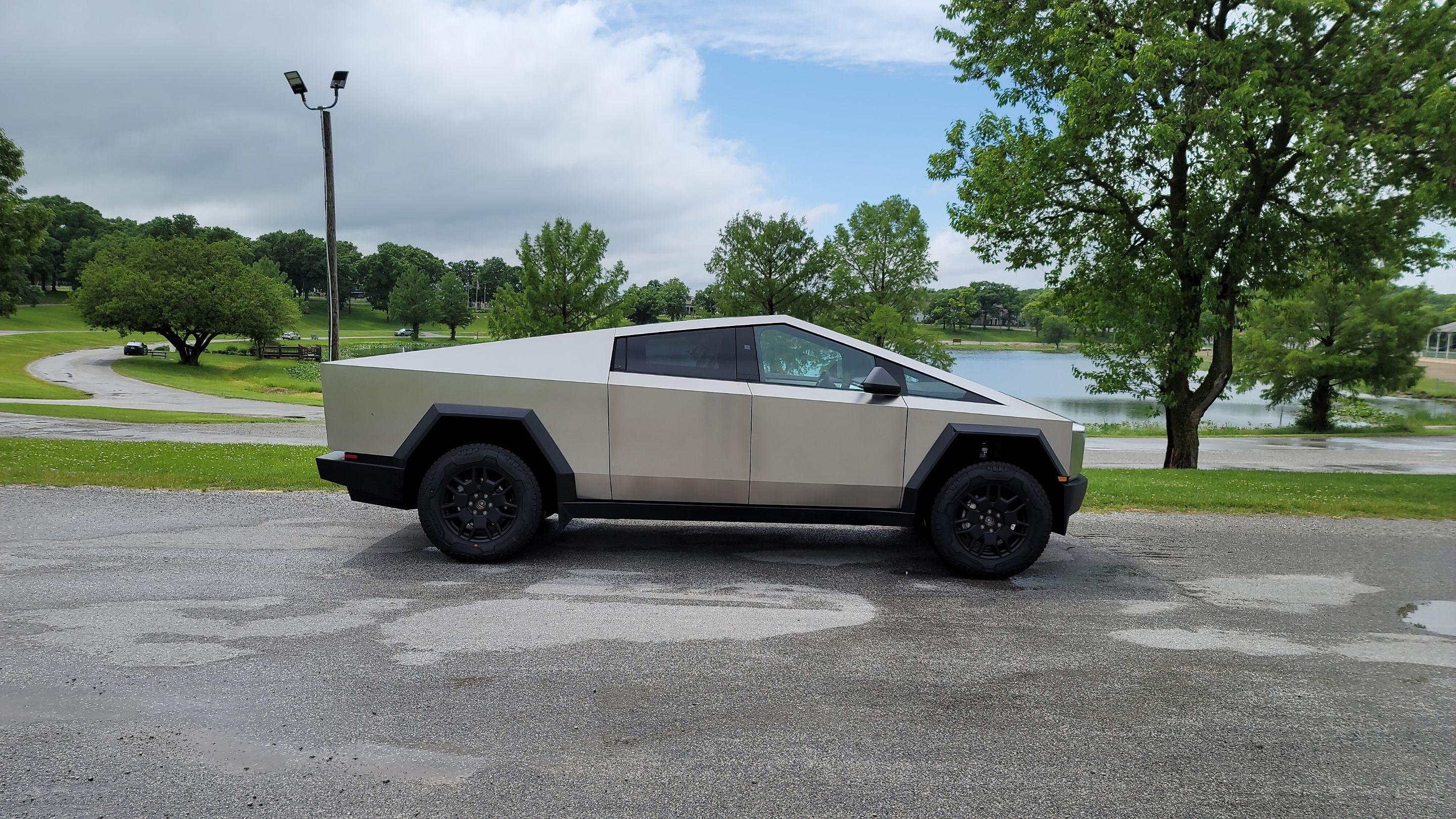 Tesla Cybertruck 2024 in Crown Point, IN