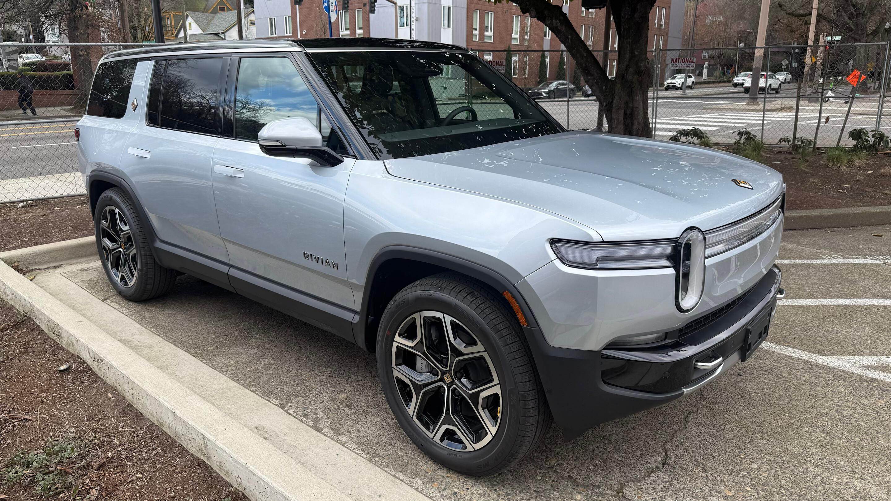 Rivian R1S 2025 in Lake Oswego, OR