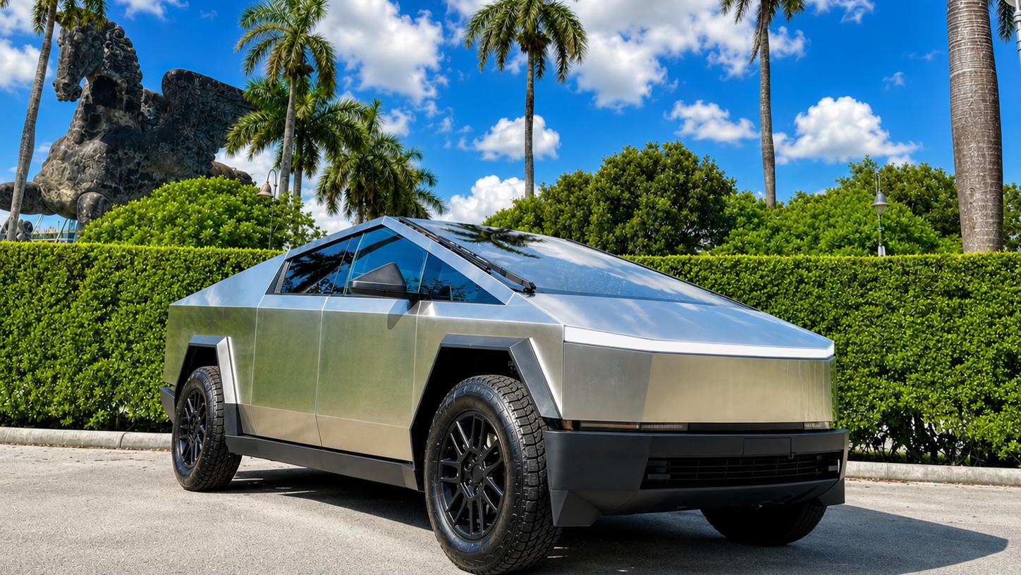 Tesla Cybertruck 2024 in Hallandale Beach, FL