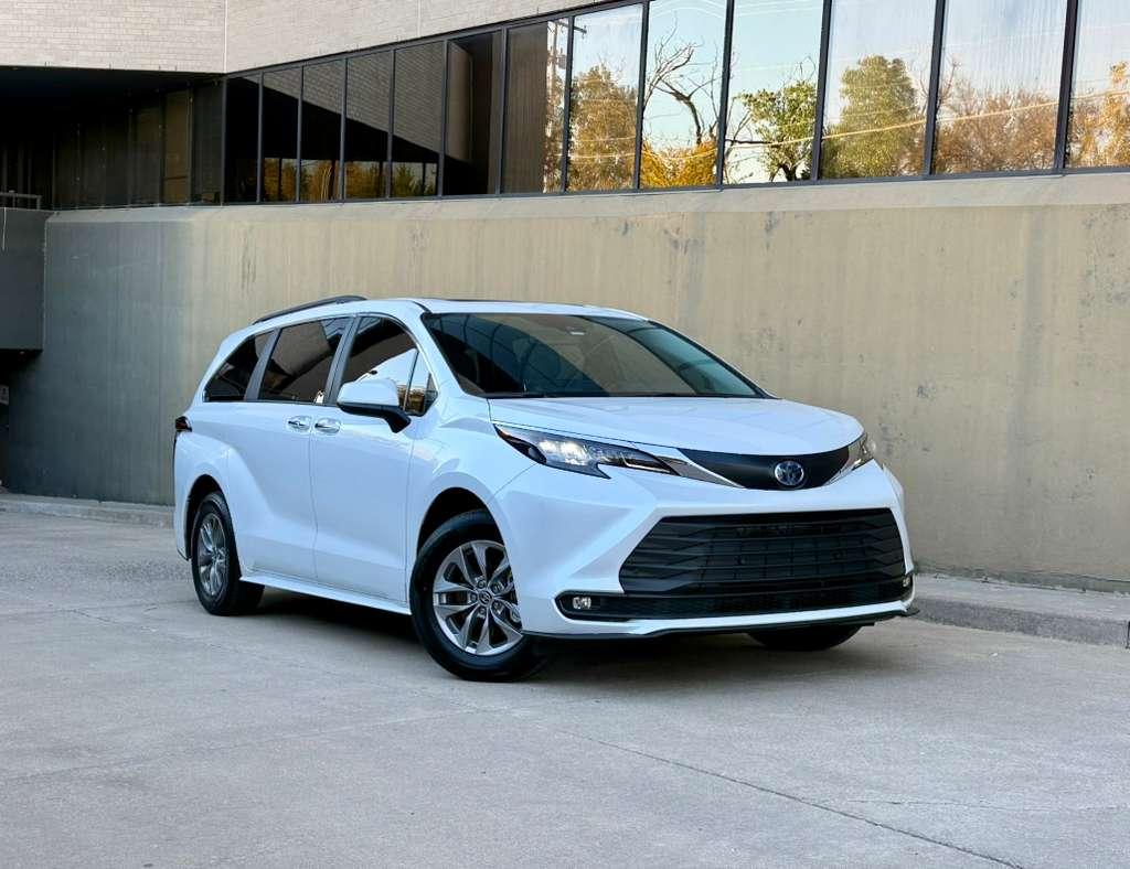 Toyota Sienna 2025 in Warr Acres, OK