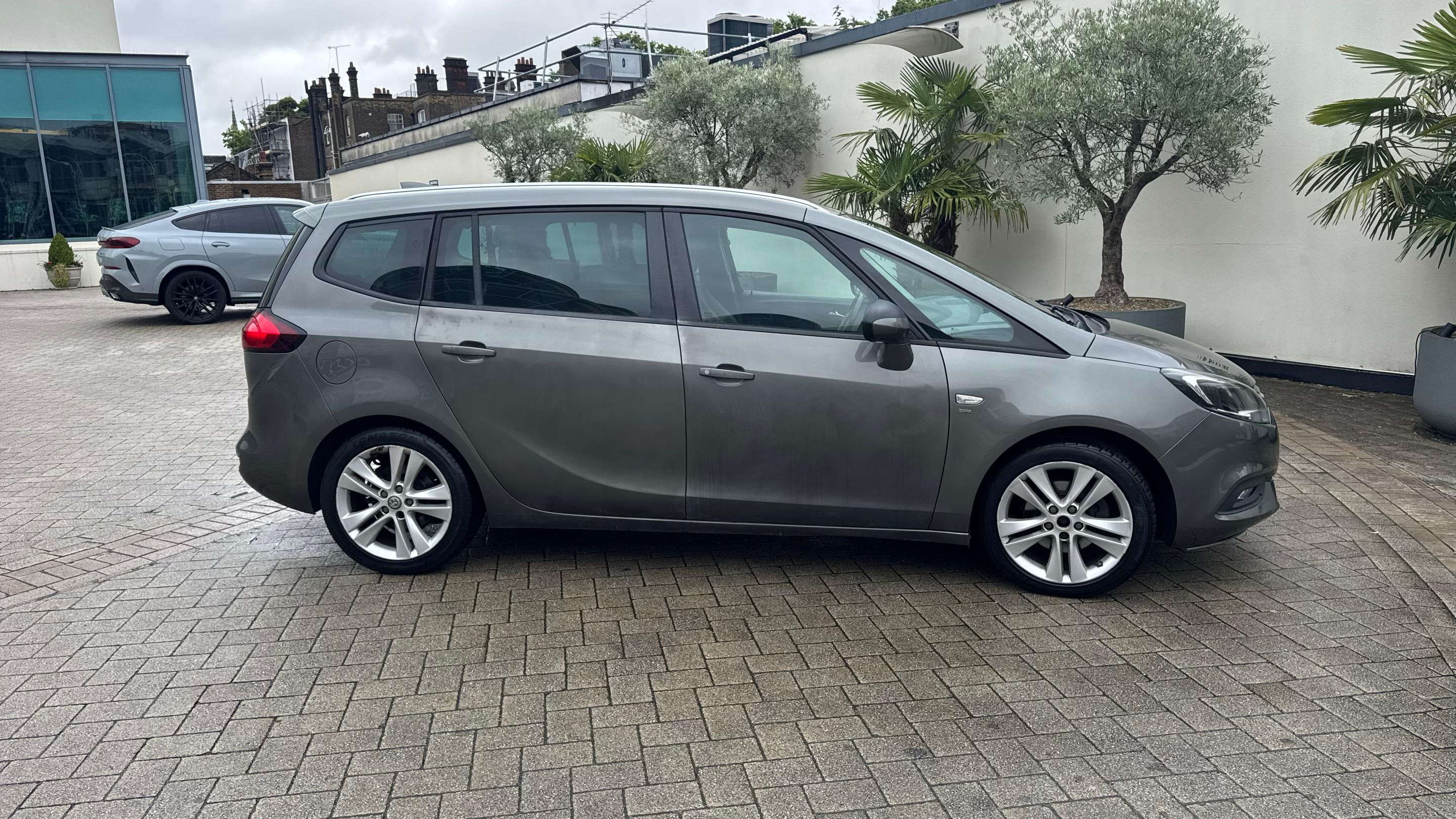 Vauxhall Zafira Tourer 2017 in London