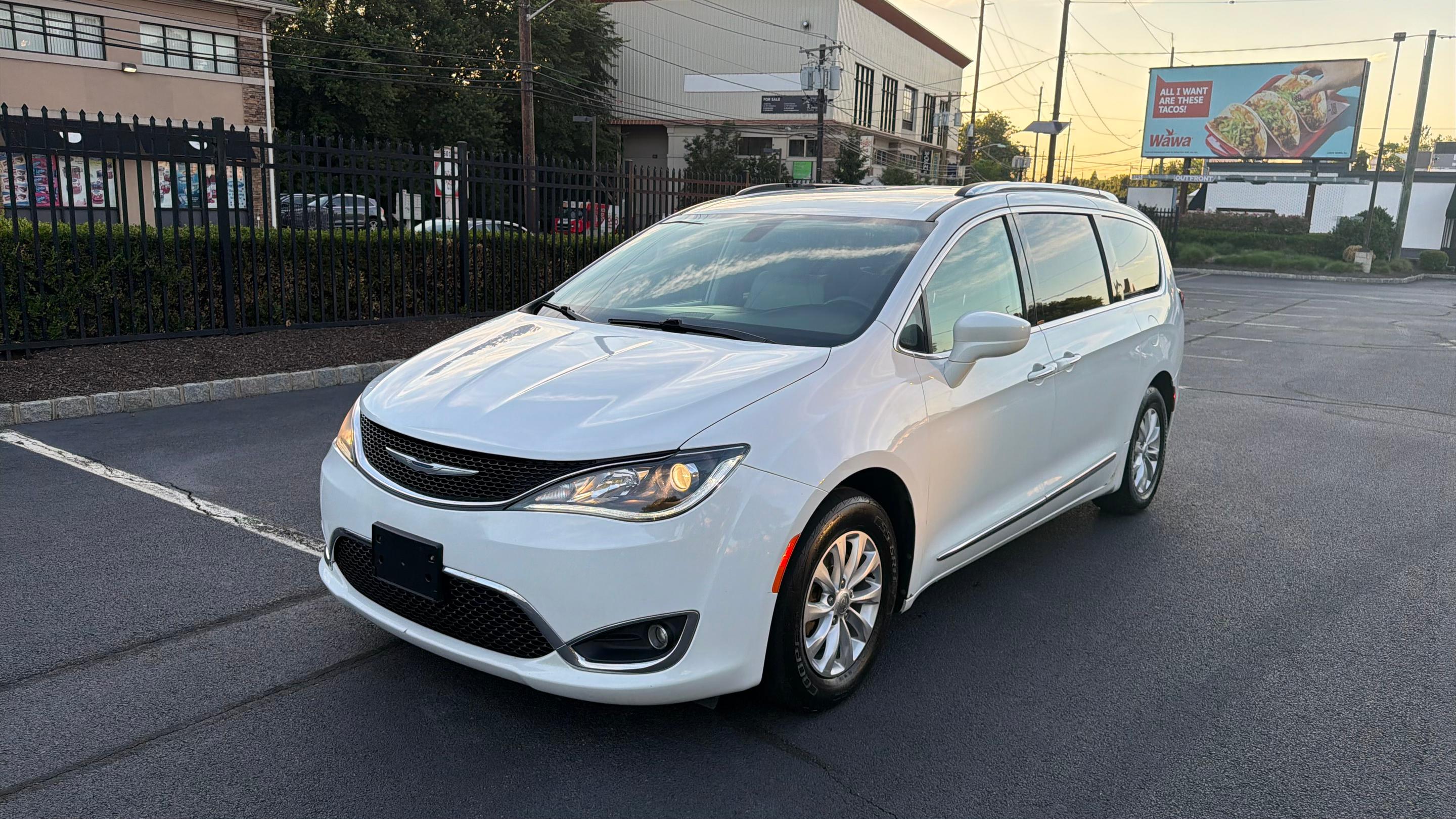 Chrysler Pacifica 2018 in Garfield, NJ