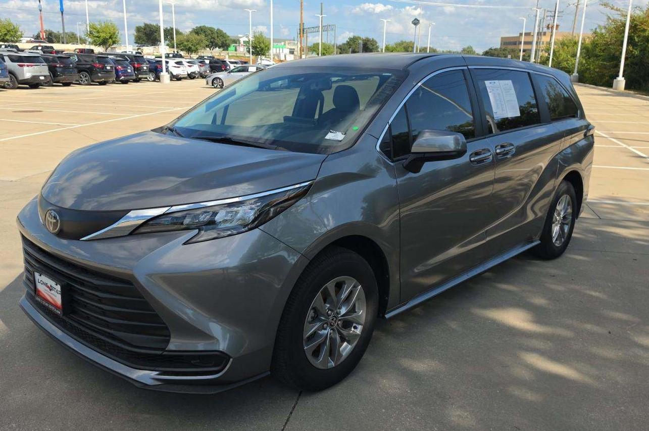 Toyota Sienna 2026 in Broken Arrow, OK
