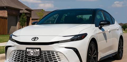 Toyota Camry Hybrid 2025