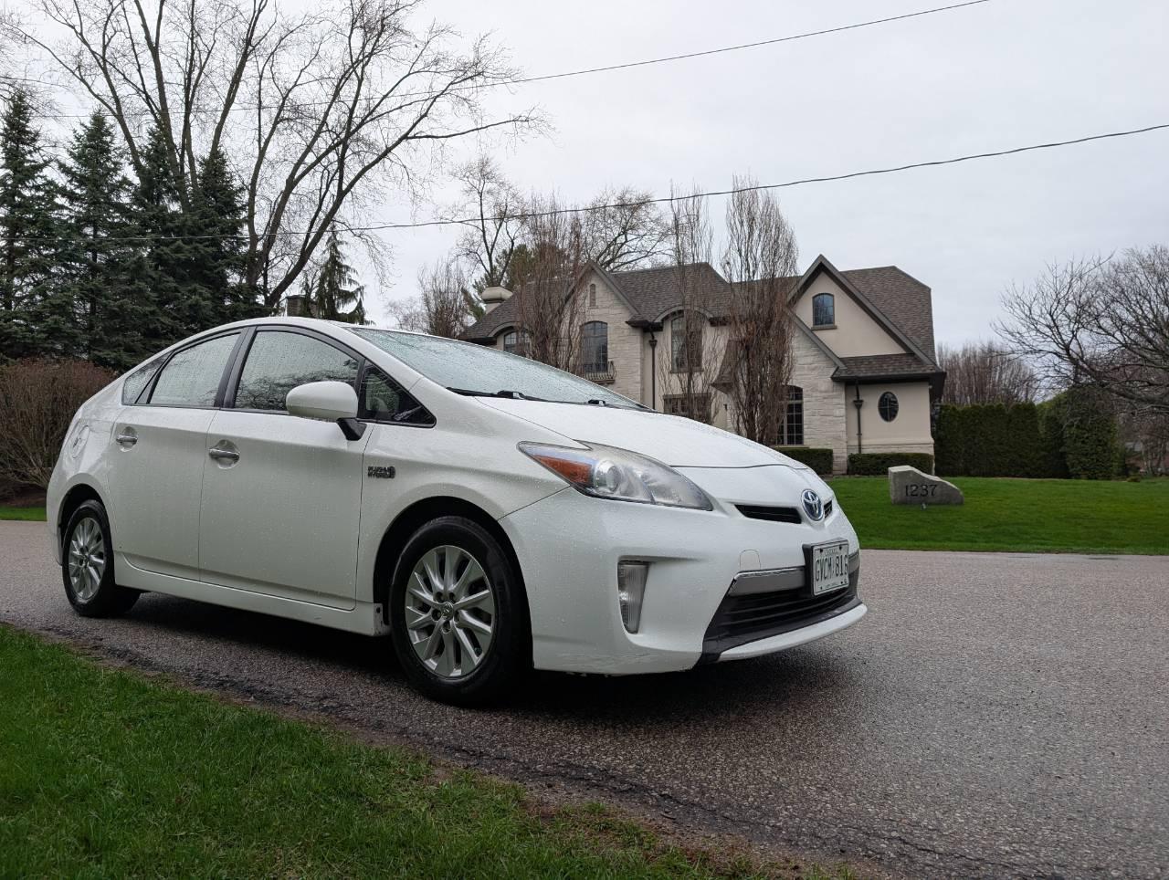 Toyota Prius Plug-In 2012 in Oakville, ON