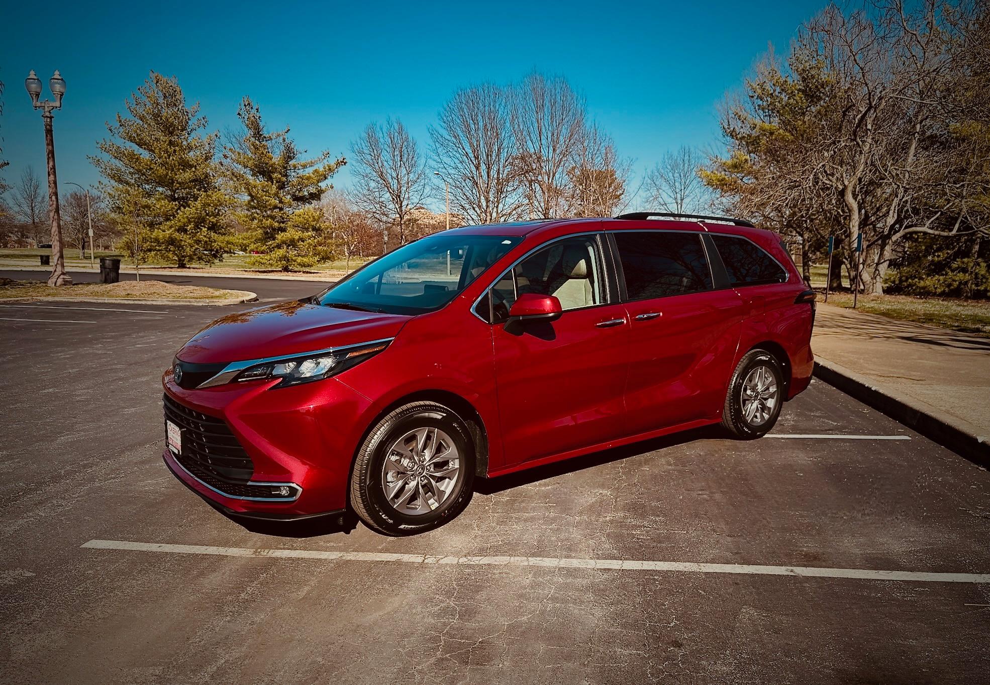 Toyota Sienna 2024 in St. Louis, MO