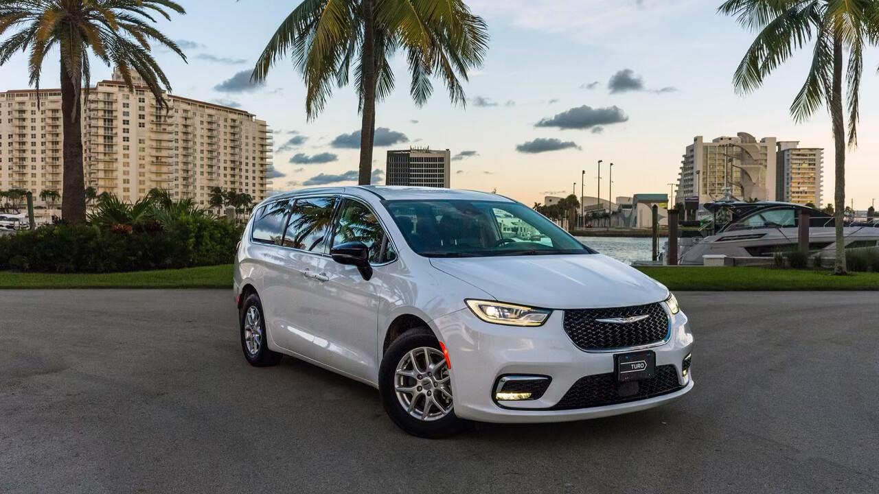 Chrysler Pacifica 2024 in Miami, FL
