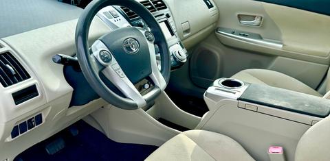 Toyota Prius v 2013