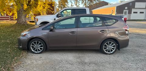Toyota Prius v 2016