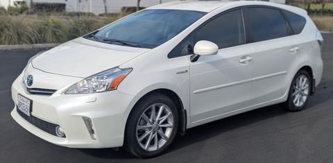 Toyota Prius v 2014