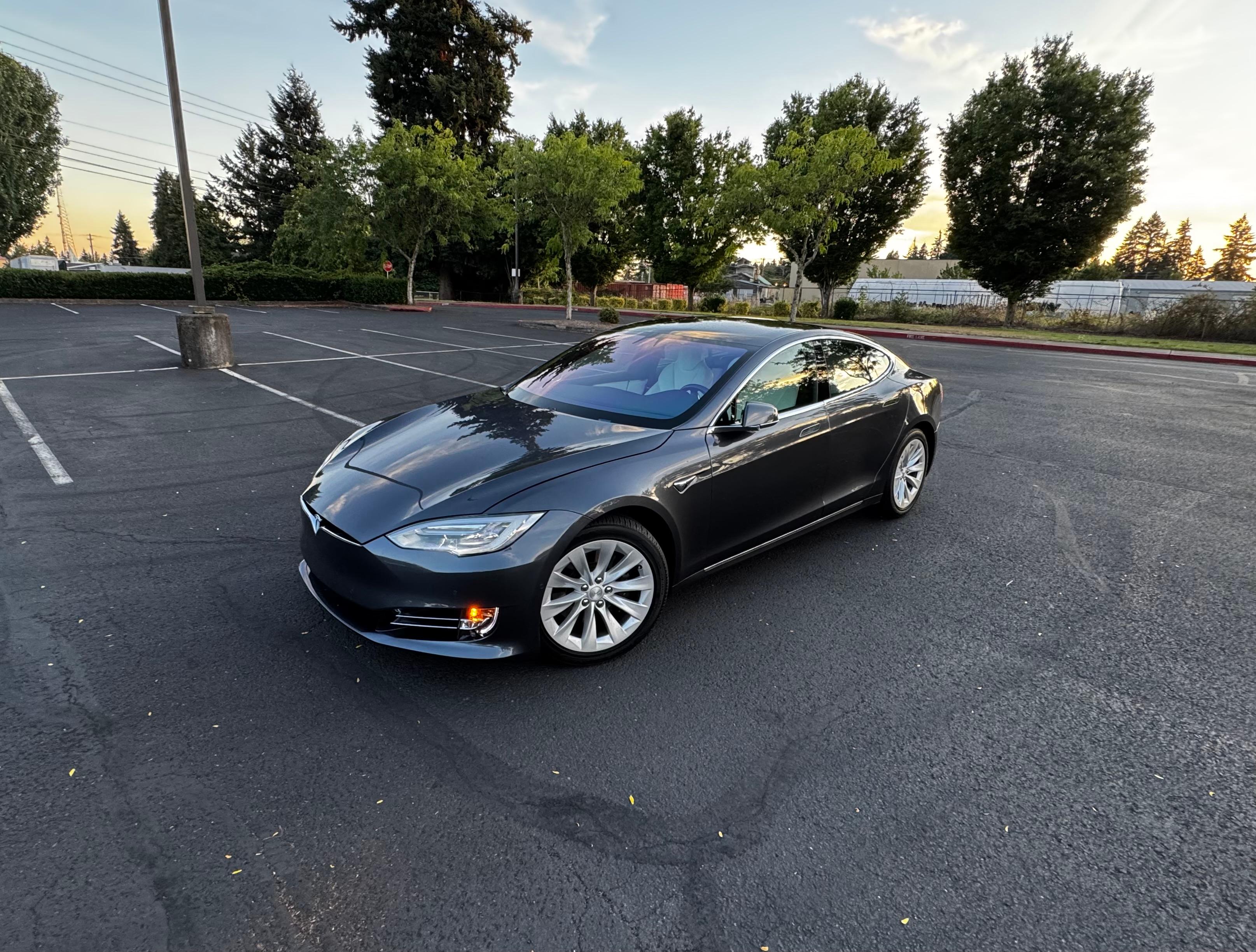 Tesla Model S 2017 in Vancouver, WA