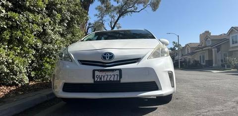 Toyota Prius v 2014