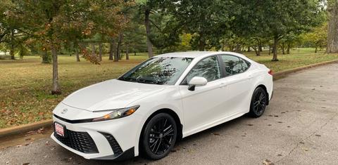 Toyota Camry Hybrid 2026