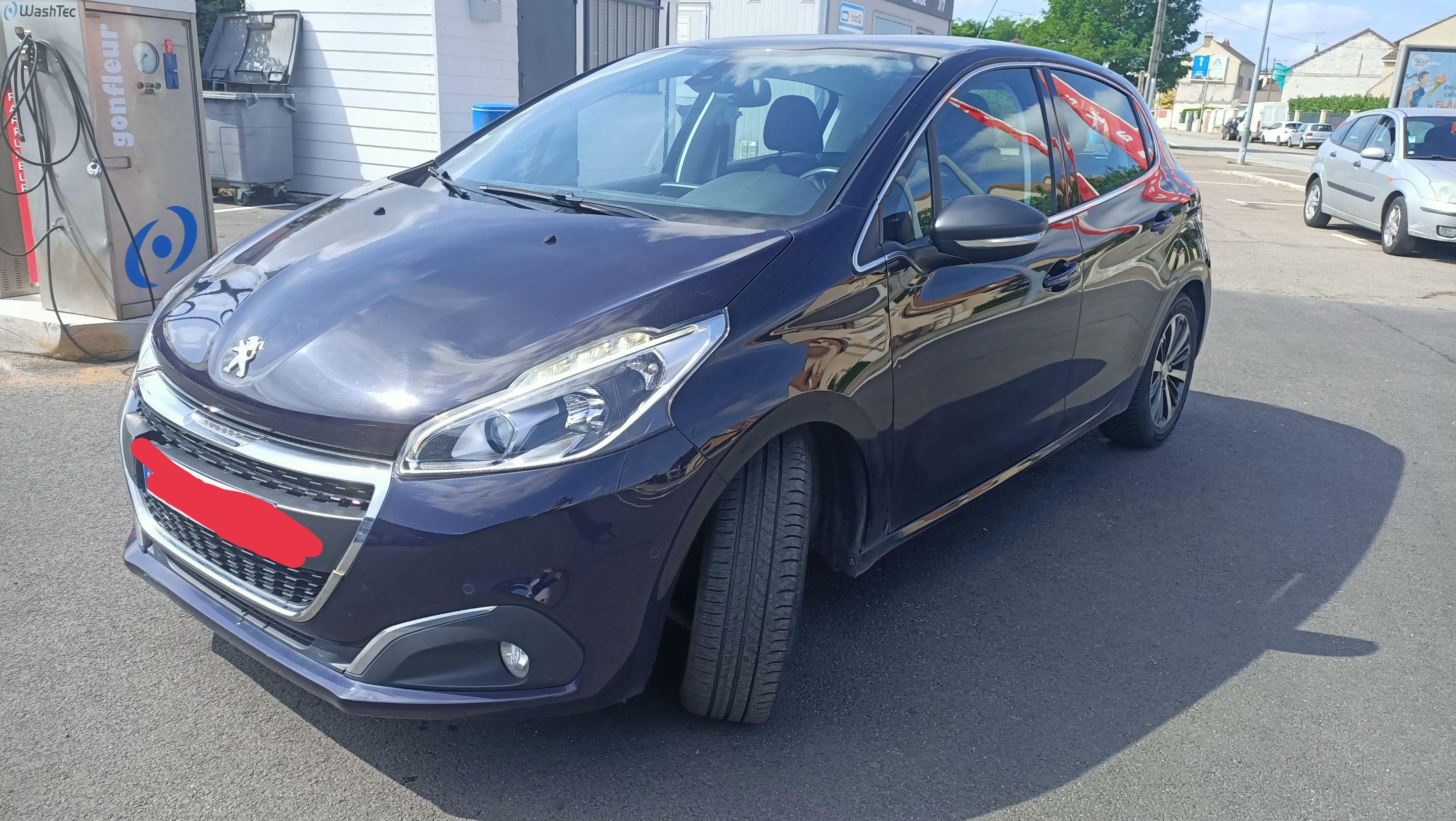 Peugeot 208 2016 à Les Mureaux