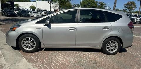 Toyota Prius v 2015