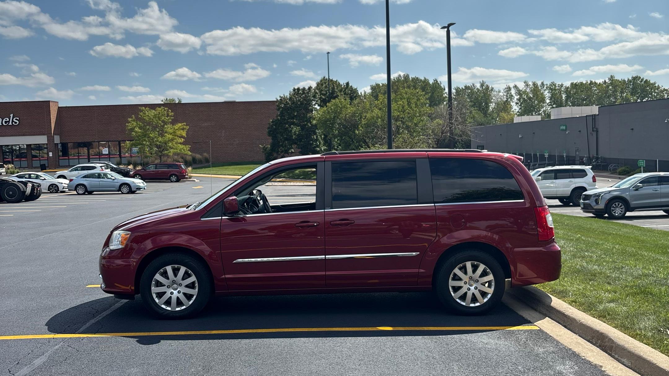 Chrysler Town & Country 2014 in Des Plaines, IL