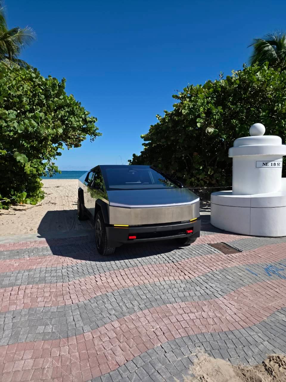 Tesla Cybertruck 2025 in Lighthouse Point, FL