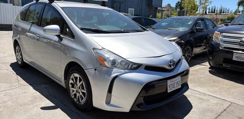 Toyota Prius v 2015