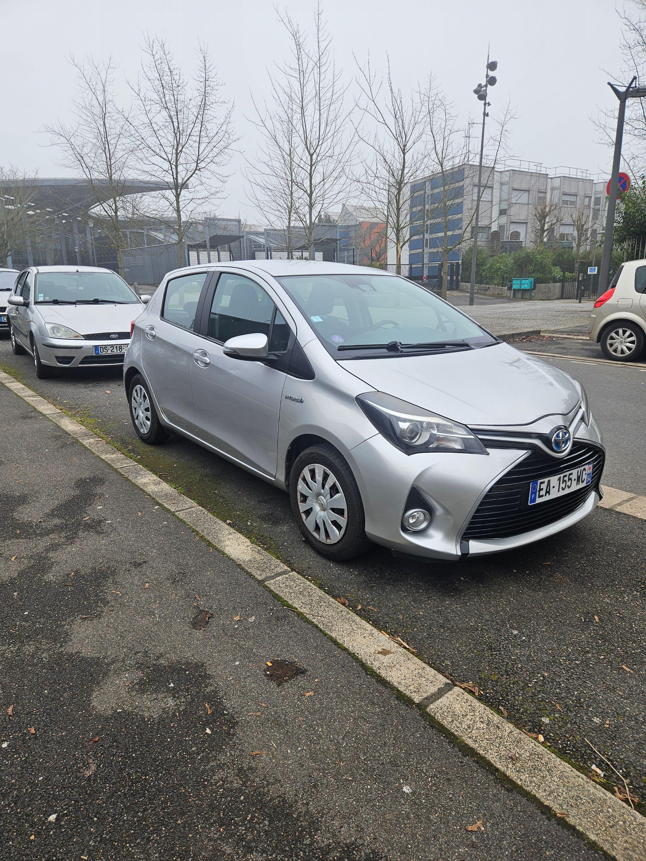 Toyota YARIS HYBRIDE 2016 à Cergy