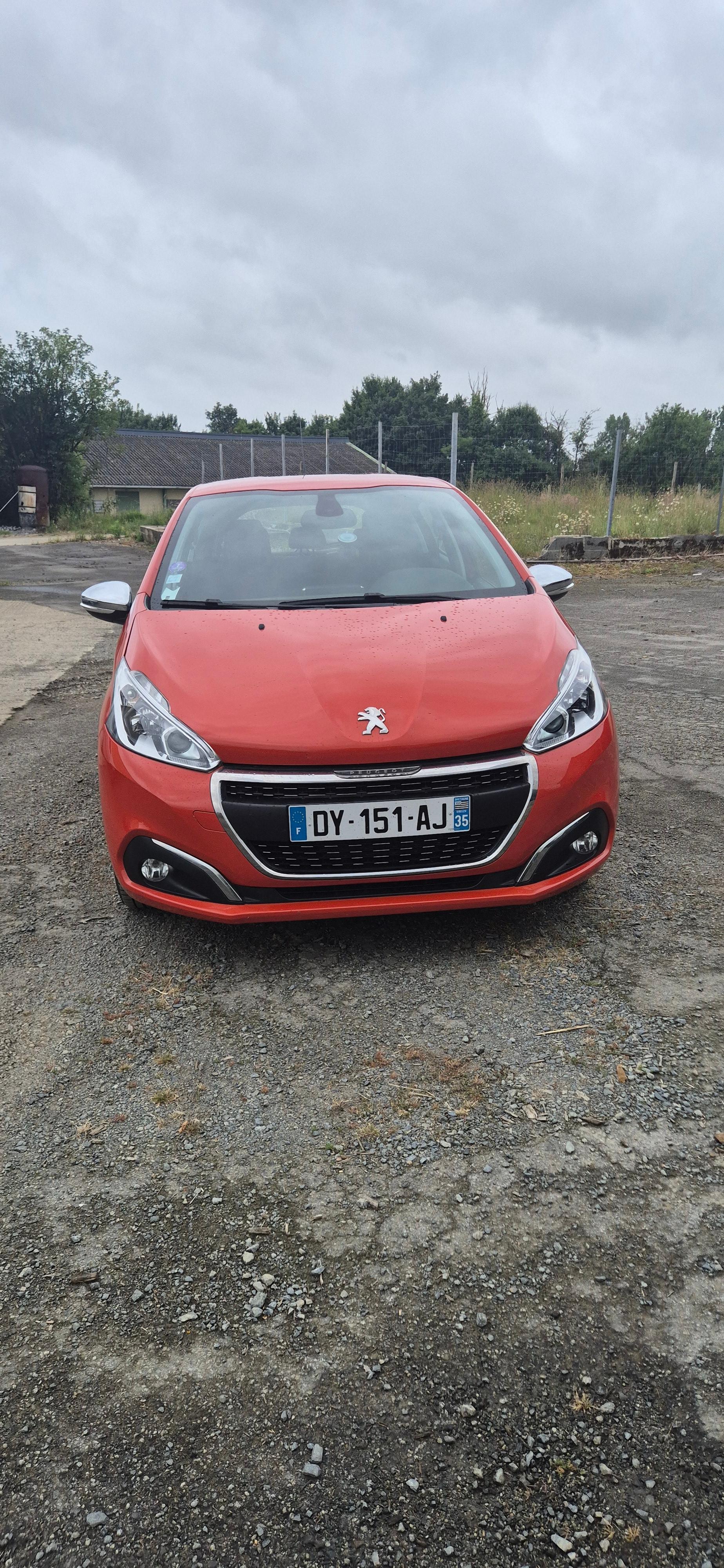 Peugeot 208 2015 à Châteaugiron