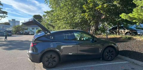 Tesla Model Y 2025