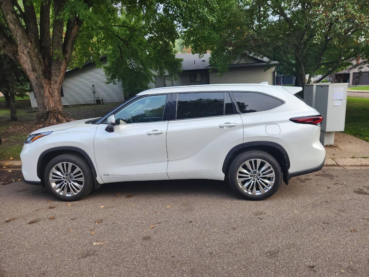 Toyota Highlander Hybrid 2025 in Apple Valley, MN